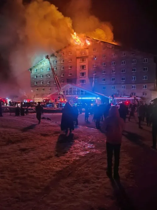 Restoran görevlisi gençler o anları SABAH gazetesine anlattı Hemşire kadın kendisini 10. Kattan aşağı bıraktı