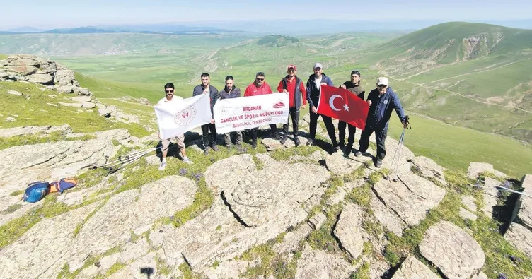 Şehitlerin anısı zirvede Türk bayrağı