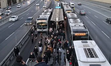 Metrobüs hattında seferler durdu! Yolcular yol ortasında indirildi