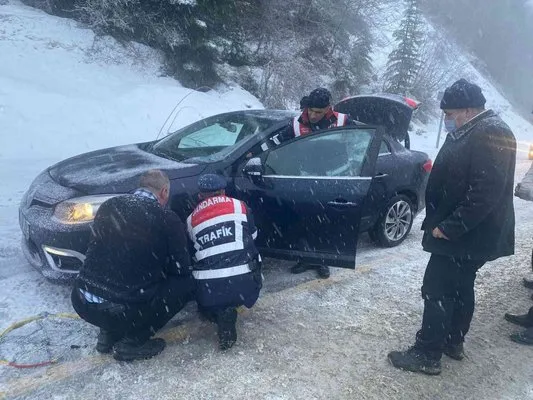 Karlı yolda kalan araçları jandarma ekipleri kurtardı