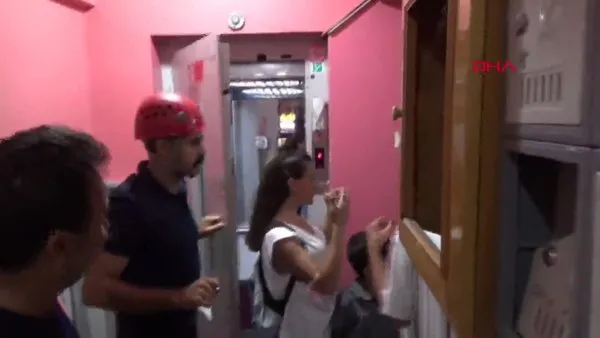 İstanbul Silivri'de 3 kişilik asansöre binip mahsur kalan 6 kişi kamerada!