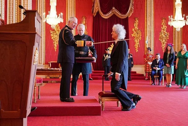 Queen'in gitaristi Brian May şövalye oldu
