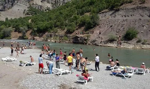 Tunceli'de insanlar plajlara akın ediyor