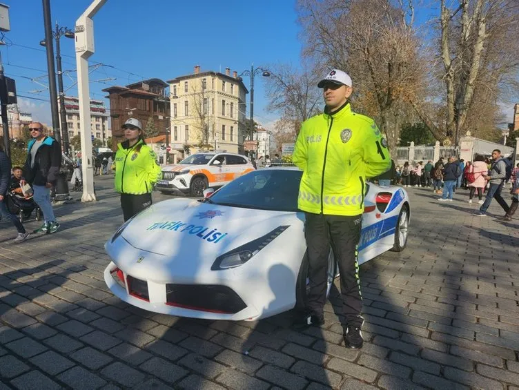 İstanbul sokaklarına çıktı: İşte Ferrari marka polis aracı!