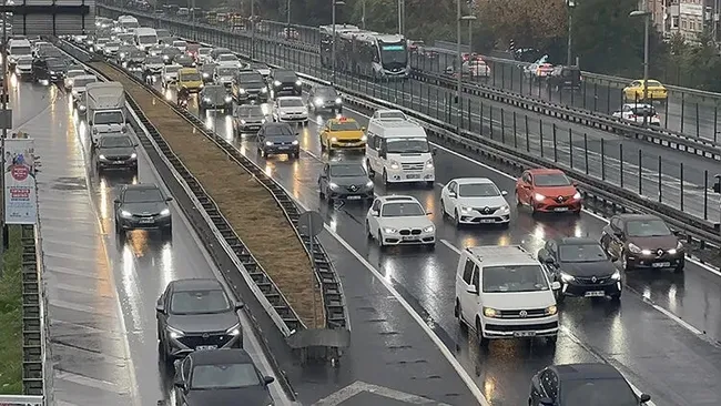 istanbulda-trafik-kilit-yagmur-megakenti-resmen-esir-aldi-iste-alternatif-guzergahlar-1790609156375.jpeg