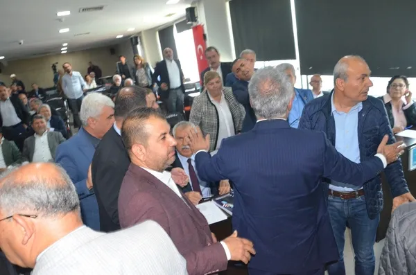 chpli-baskan-kendisini-elestiren-meclis-uyesinin-uzerine-yurudu-1681548709027.jpg CHP’li başkan kendisini eleştiren meclis üyesinin üzerine yürüdü