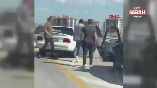Trafikte bıçaklı kavga kamerada | Video