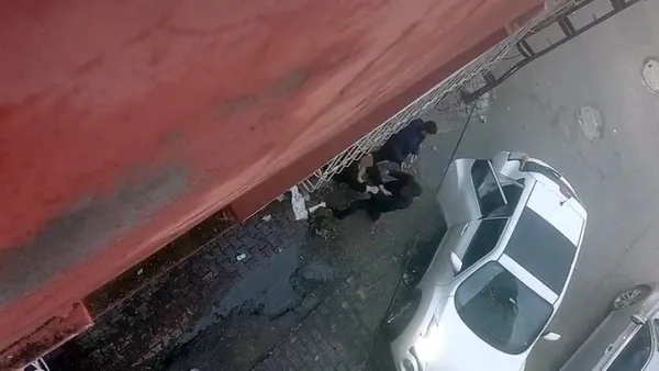 Eski çift sokakta kavga ediyor