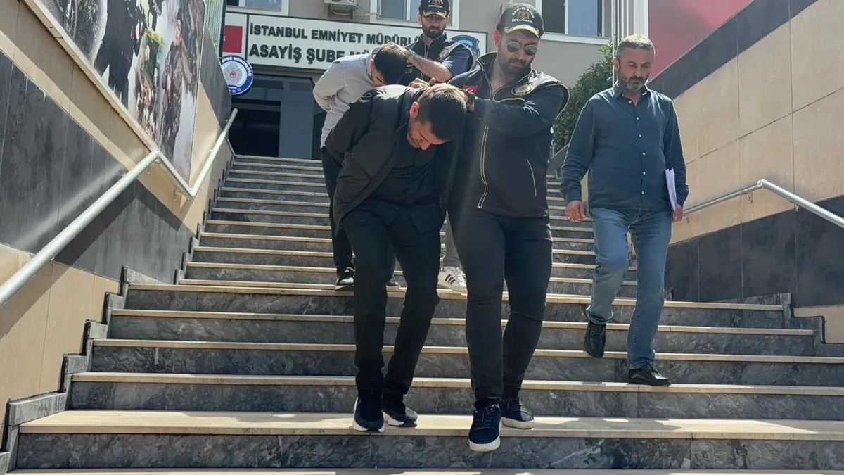 Büyükçekmece Adliyesi emanet kasası soygunuyla ilgili iki şüphelinin adliyeye sevk edildiği anı temsil eden görsel.