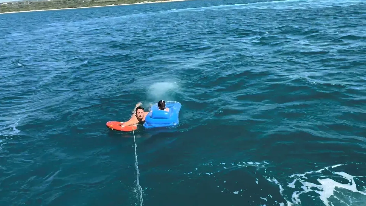 Sahil Güvenlik ekiplerinin deniz yatağıyla sürüklenen bir çocuğu kurtarma anı.