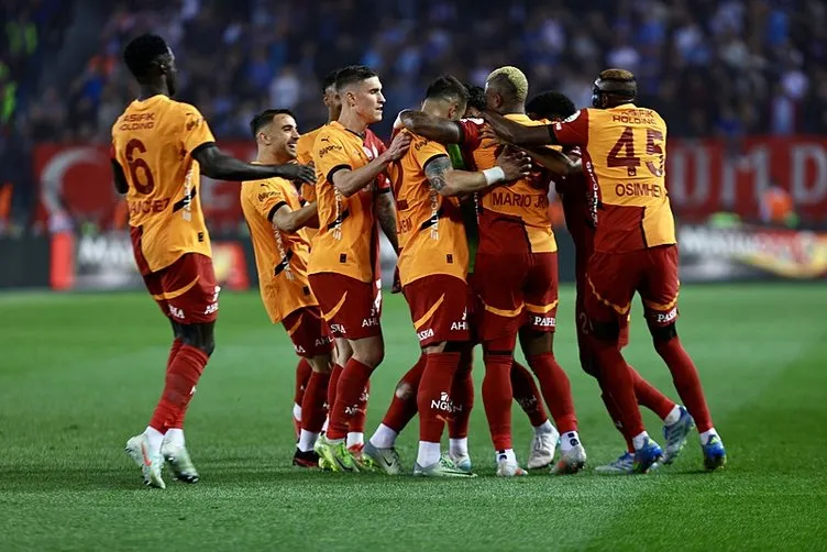 Trabzonspor - Galatasaray maçında tartışılan pozisyon! Oyuncular penaltı bekledi...