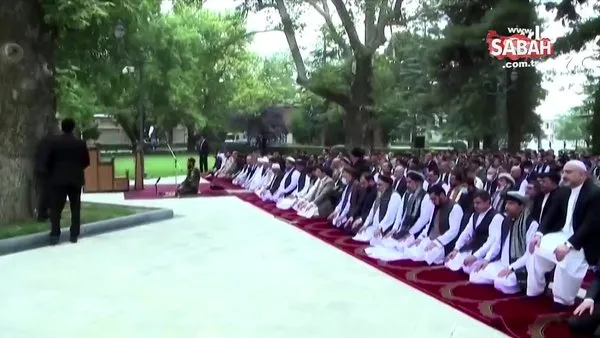 Afganistan'da bayram namazı sırasında roketli saldırı! Başkan Eşref Gani, namazını bozmadı | Video