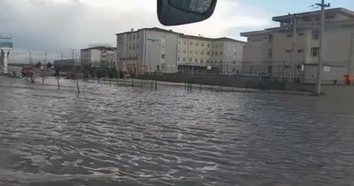 Nusaybin’de sağanak: İpekyolu göle döndü, araçlar ilerlemekte zorlandı #mardin