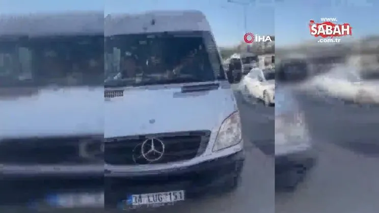 Kaldırımda ilerleyen personel servisinin önüne atlayıp tepki gösterdi | Video