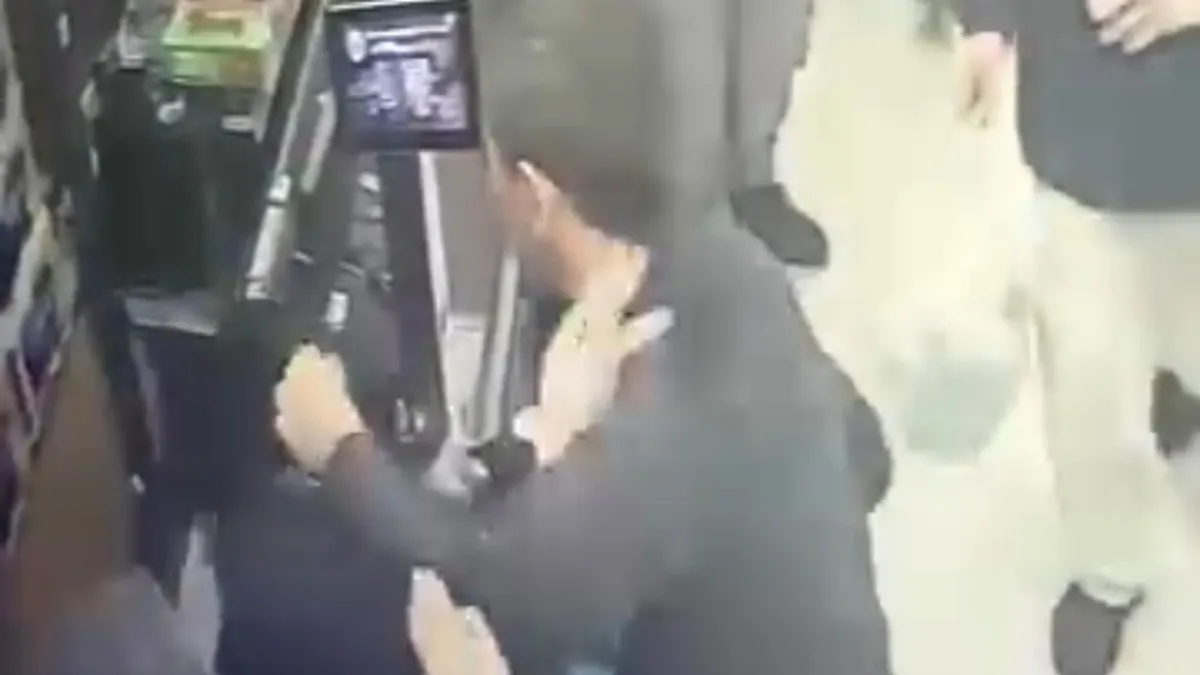 Pendik’te ‘poşet’ dehşeti: Kadın kasiyeri defalarca yumrukladı! O anlar kamerada… Pendik’te ‘poşet’ dehşeti: Kadın kasiyeri defalarca yumrukladı! O anlar kamerada…