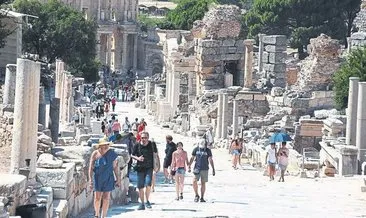 Efes Antik Kenti’ne turistler akın ediyor