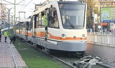 Tramvay raydan çıktı