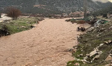 Antalya’da kuvvetli sağanak nedeniyle tarım arazileri ve seralar su altında kaldı