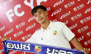 Futbol sahasına yıldırım düştü