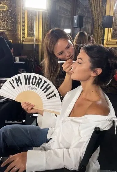 Paris’teki defilenin yıldızı Pınar Deniz oldu! Taze gelin Pınar Deniz beyazlar içinde kuğu gibi süzüldü!