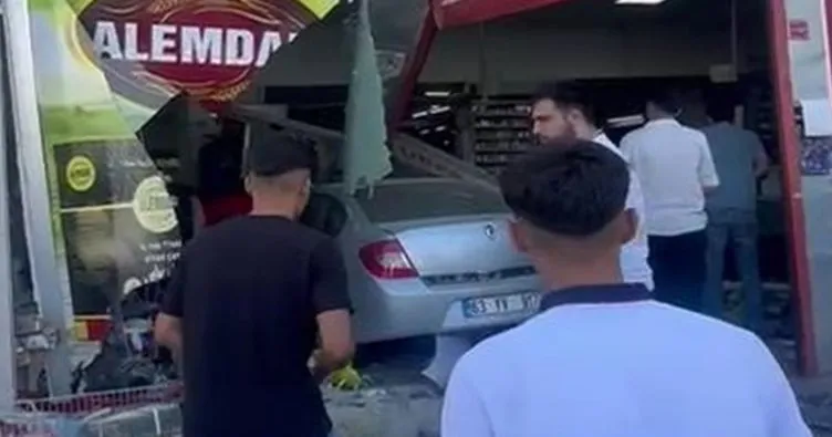 Şanlıurfa’da otomobil iş yerine daldı