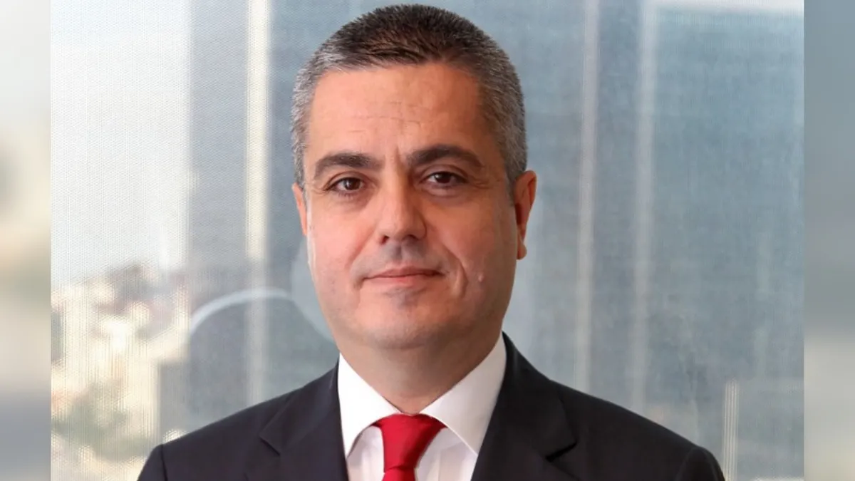 Ziraat Bankası Bulgaristan şubesi önünde ödül alan yetkililer
