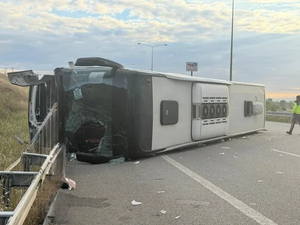 balikesirde-can-pazari-yolcu-otobusu-refuje-carparak-devrildi-25-yarali-1779084895657.jpg
