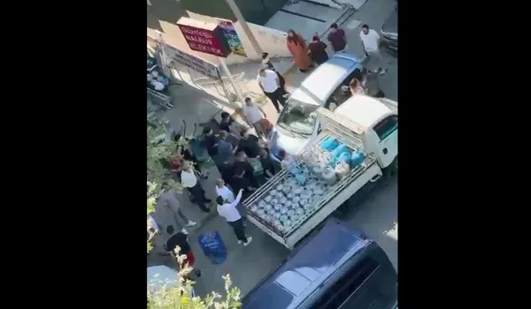 yer-beylikduzu-arac-park-etme-kavgasi-ortaligi-birbirine-katti-bicakla-kesecegim-diye-bagirip-1784210000295.jpg