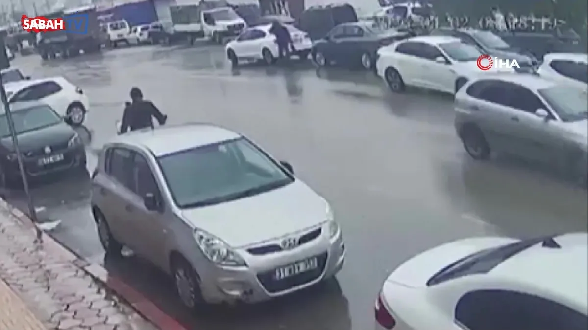 Para dolu çantasını çalmaya çalışan kapkaççıyı metrelerce böyle kovaladı | Video videosunu izle Para dolu çantasını çalmaya çalışan kapkaççıyı metrelerce böyle kovaladı | Video videosunu izle