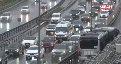 İstanbul’da sağanak yağış trafiği kilitledi | Video