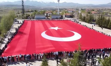 Ihlara Vadisi’nde 2023 genç, 3 bin metrekarelik dünyanın en büyük Türk Bayrağını açtı