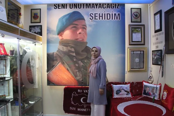 sehit-oglunun-odasini-muzeye-donusturdu-10-yil-gecmesine-ragmen-acisi-hala-yureklerde-1665631743463.jpg