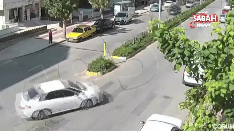 Çorum'da yolun karşısına geçmeye çalışan kadın ezilmekten son anda böyle kurtuldu | Video