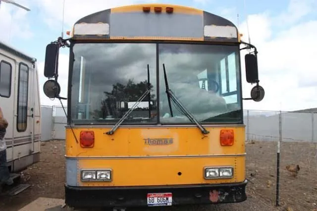 6 kişilik aile otobüse taşındı