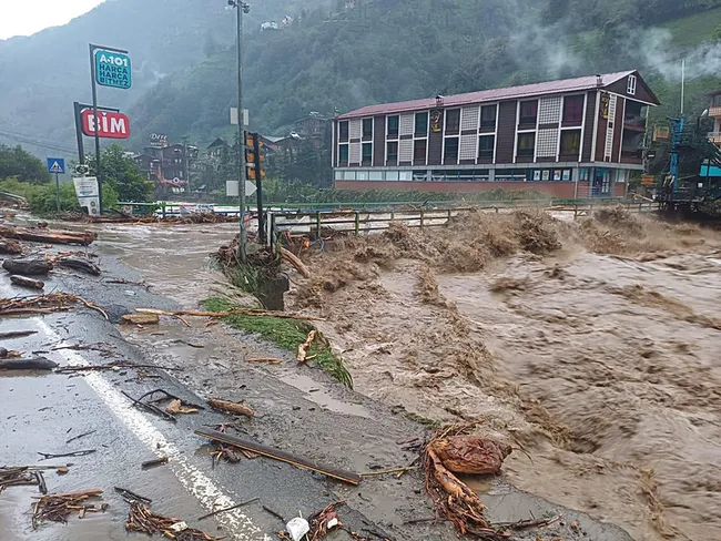 SON DAKİKA… Metrekareye 161 kilo yağış düştü! Rize sele teslim: Dereler taştı, köprüler yıkıldı, Ayder Yaylası yolu kapandı!