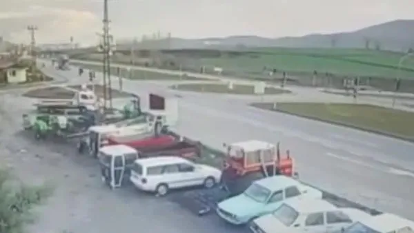 Amasya'da TIR devrildi: 2 yaralı | Video
