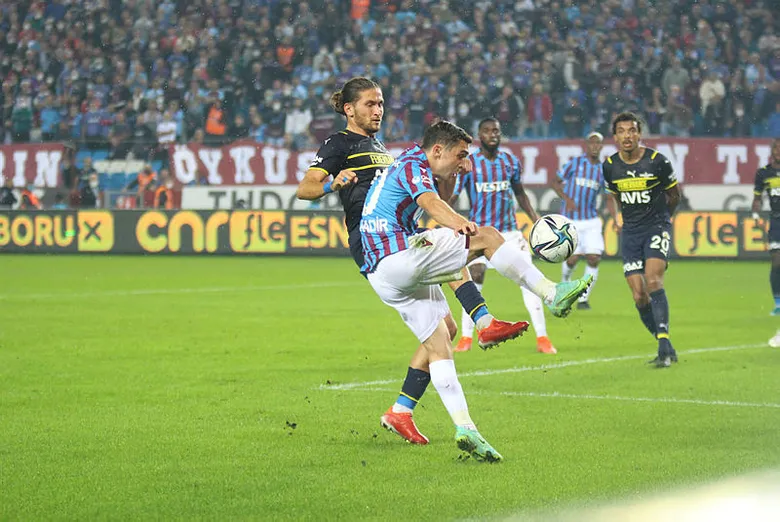 son-dakika-derbide-fenerbahce-10-kisi-kaldi-trabzonspordan-beraberlik-golu-1634492341178.jpg