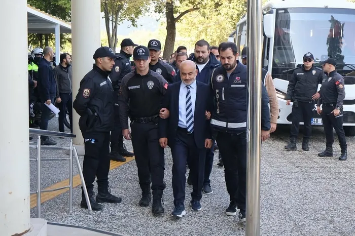 milas-belediyesine-operasyonda-baskan-topuz-ve-oglu-da-dahil-20-supheli-adliyede-1792741943136.jpg Milas Belediyesi'ne operasyon: Başkan Topuz ve oğlu da dahil 20 şüpheli adliyede!