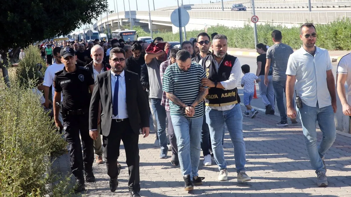 Antalya polisinden 30 ilde eş zamanlı 18 milyarlık dolandırıcılık operasyonu