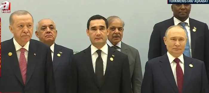 baskan-erdogan-turkmenistanda-liderler-tarafsizlik-anitina-celenk-birakti-1765516711211.jpg Başkan Erdoğan Türkmenistan'da: Liderler tarafsızlık anıtına çelenk bıraktı, aile fotoğrafı çektirdi!