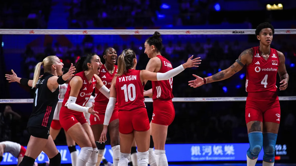 A Milli Kadın Voleybol Takımı oyuncuları file önünde sevinç yaşarken