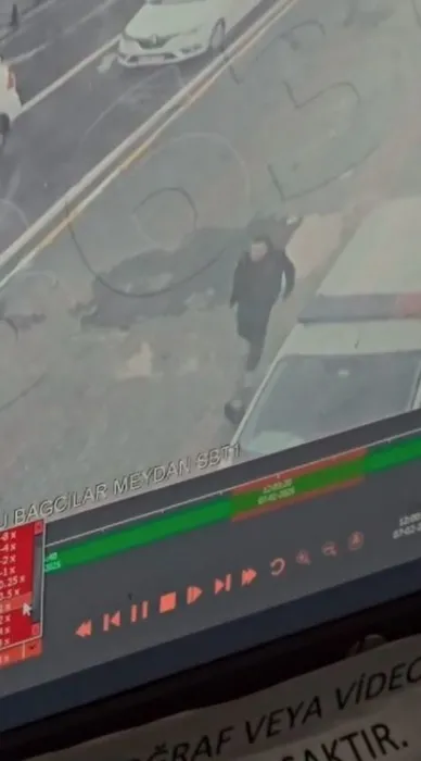 Bağcılar’da dehşete düşüren olay: Önce etrafı gözetledi, sonra polisi bıçakladı