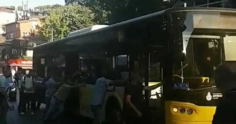 İstanbul’da tanıdık görüntüler! Üsküdar’da arızalanan İETT otobüsünü vatandaşlar itti