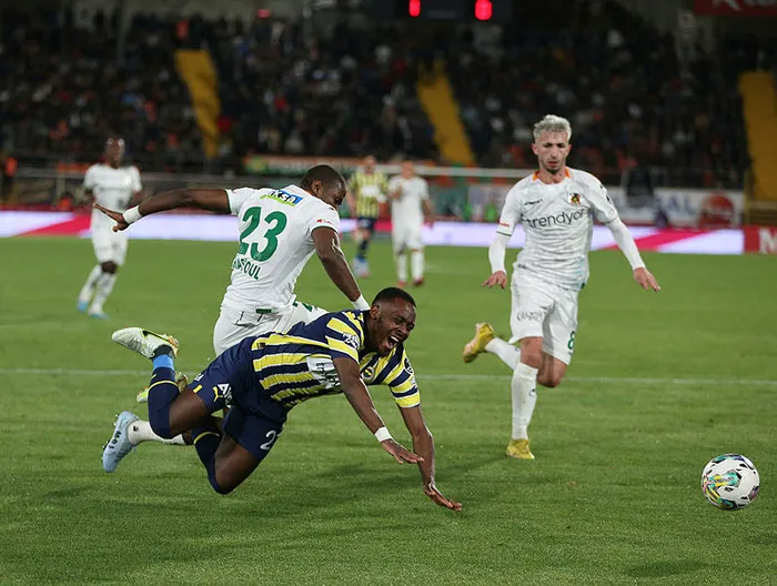 son-dakika-fenerbahce-haberleri-fenerbahceden-flas-aciklama-lige-devam-ediyor-muyuz-etmiyor-muyuz-1679394295613.jpg