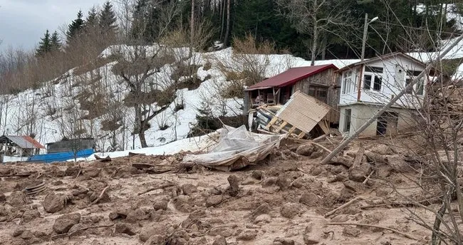 Artvin’de heyelan! Bir ev takla atarak devrildi