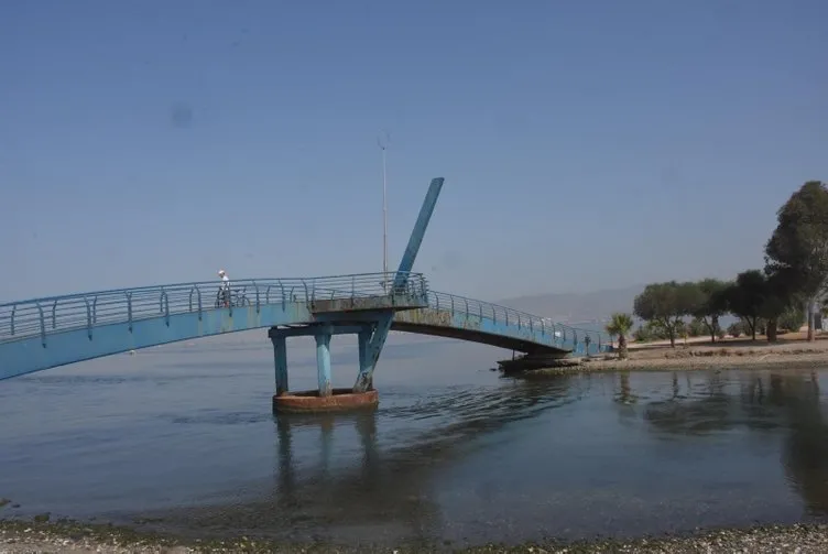 Son dakika: CHP’li belediyenin büyük şov ile açtığı Barış Manço Köprüsü çürüdü! İzmirliler çileden çıktı...
