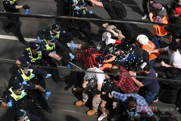 Avustralya’da covid-19 karşıtı gösterilerde polis ile protestocular birbirine girdi