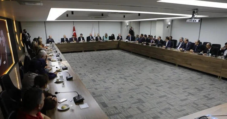 Bakan Soylu ve Bakan Kurum İzmirli depremzedeleri dinledi