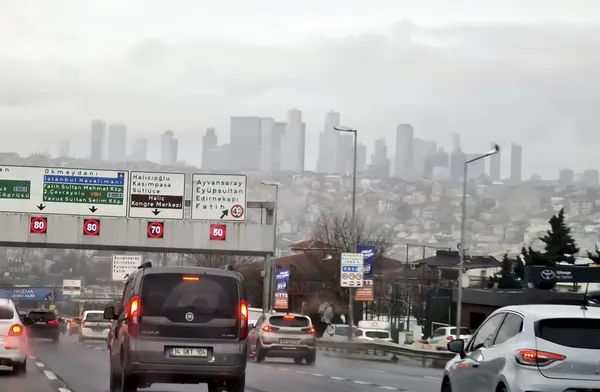 saganak-yagis-istanbulda-trafigi-durma-noktasina-getirdi-trafik-yogunlugu-sabah-yuzde-80e-ulasti-1736758632003.jpg