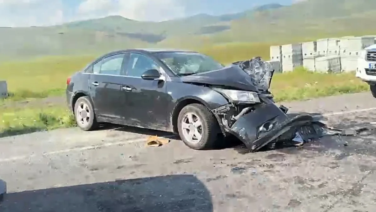 Ardahan'da meydana gelen trafik kazasında hasar gören araçlar ve sağlık ekipleri.